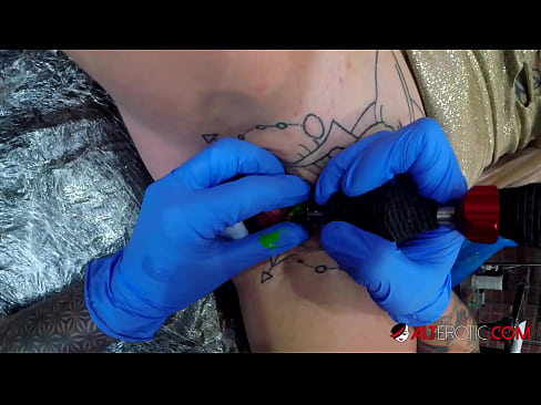 ❤️ Ekstreme tatuita varmulo Sully Savage ricevis tatuon sur sia klitoro ☑ Pornvideo ĉe ni ❤