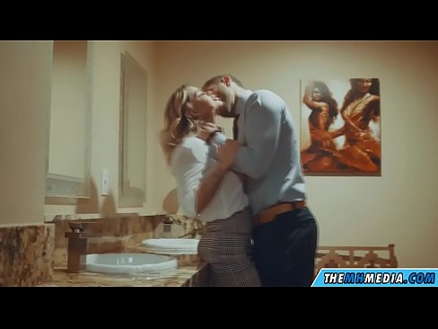 ❤️ Kiam belplena blondulo delogas vin en publika necesejo ☑ Pornvideo ĉe ni ❤